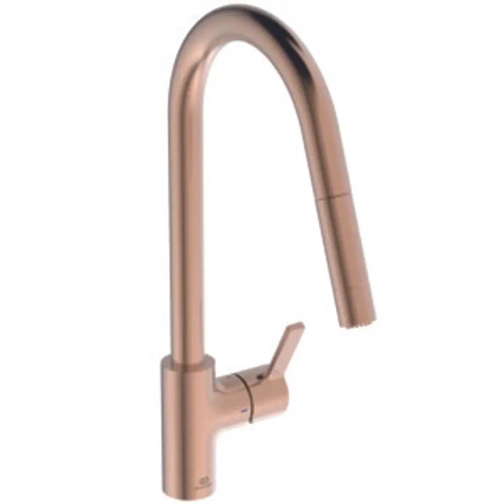 Küchenarmatur von Ideal Standard in Rosé-Optik mit einem geschwungenen Auslauf und einer separaten Brausefunktion für vielseitige Anwendungen.